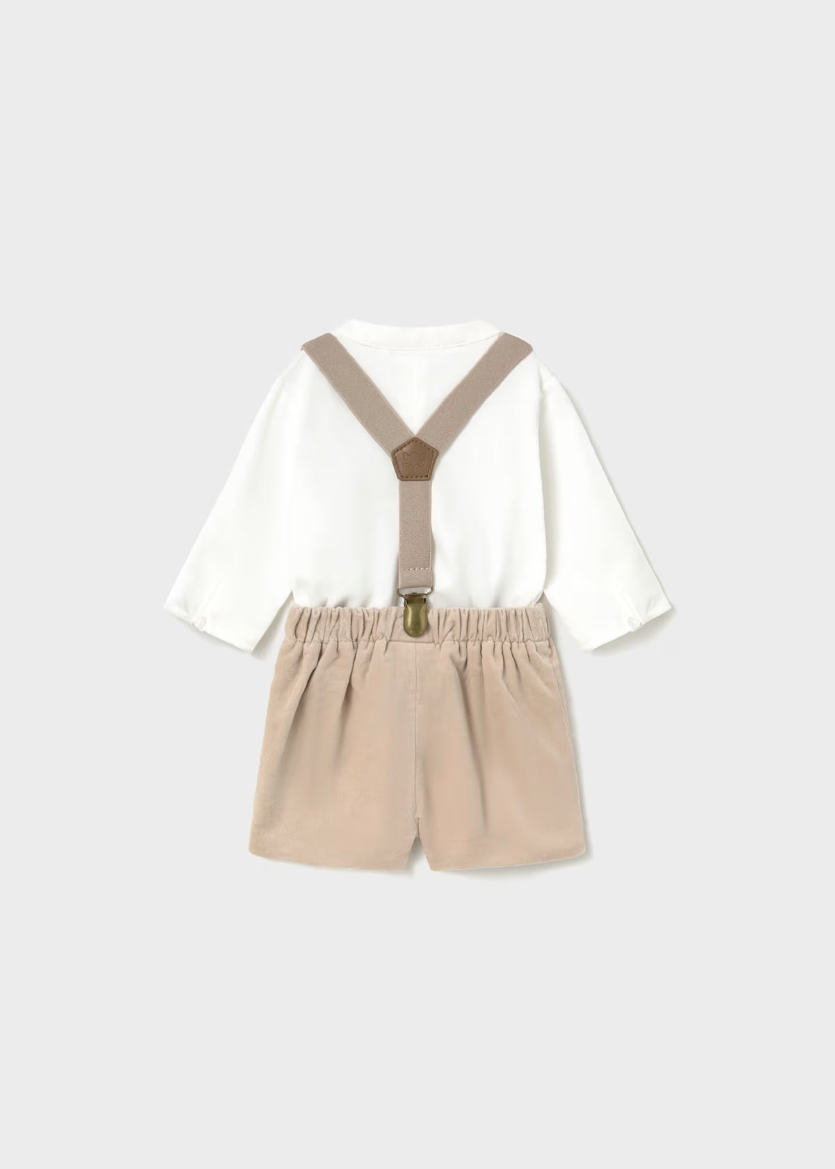 Conjunto pantalón corto con tirantes y camisa recién nacido