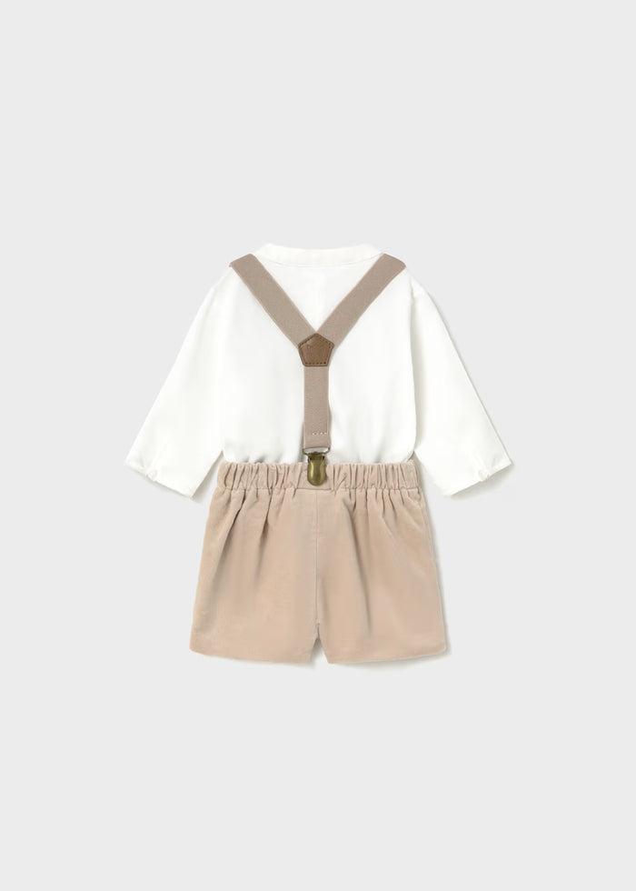Conjunto pantalón corto con tirantes y camisa recién nacido