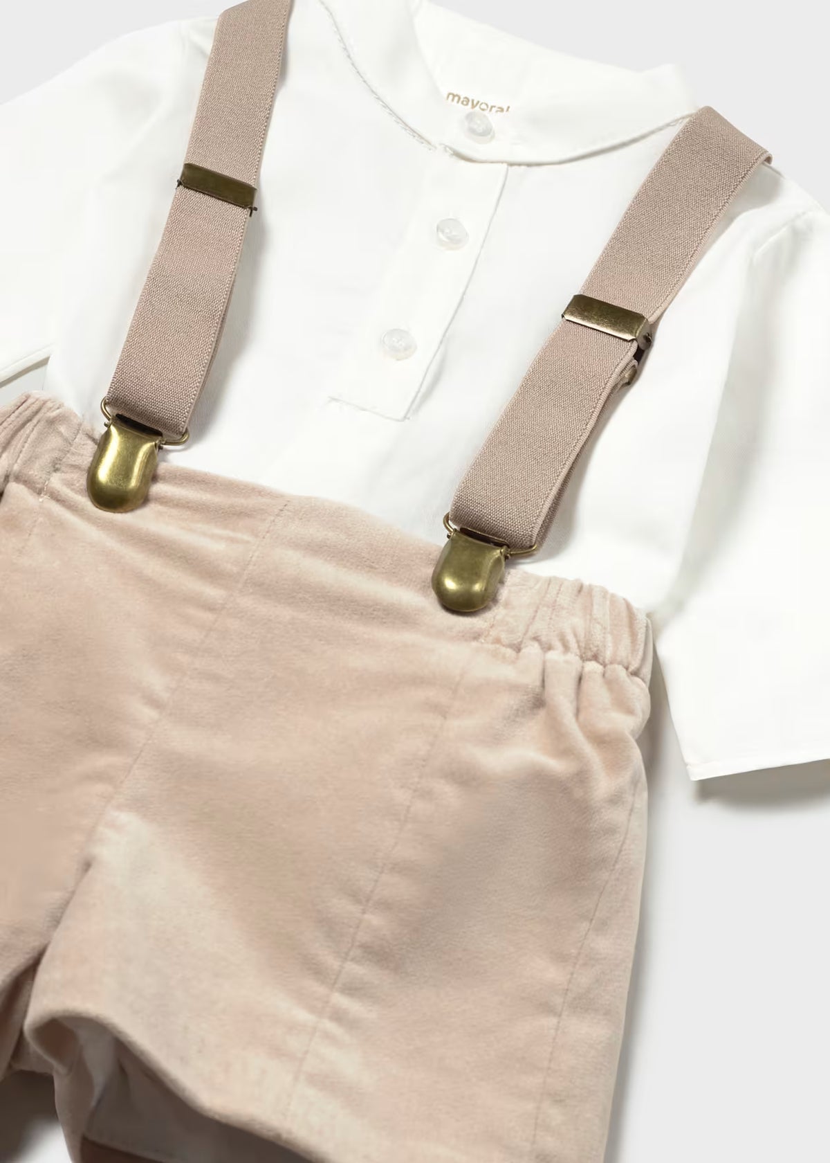 Conjunto pantalón corto con tirantes y camisa recién nacido