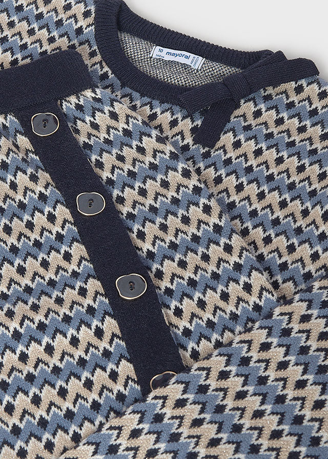 Conjunto de suéter de punto y falda para niña.