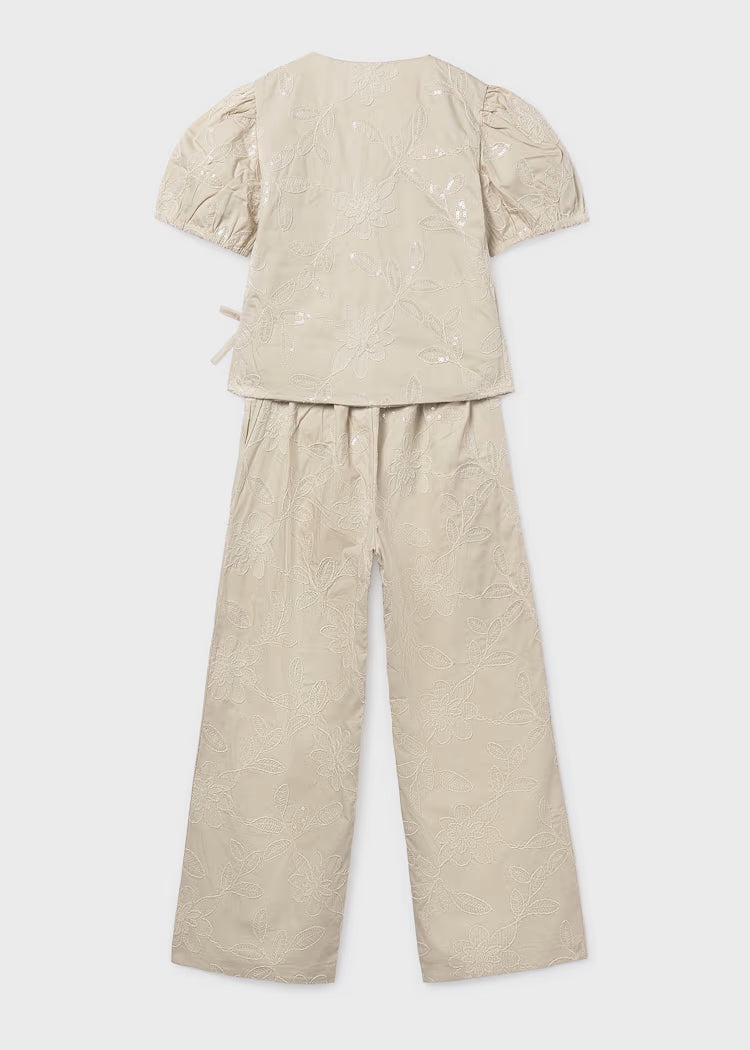 Conjunto pantalón largo y blusa con bordados chica