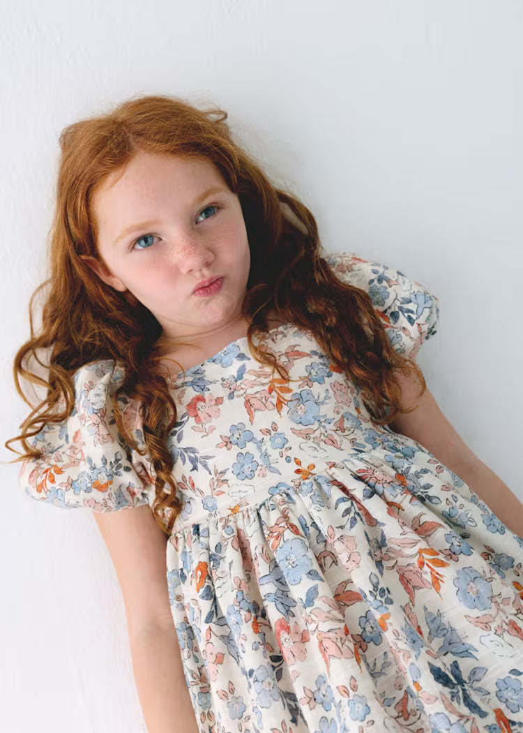Vestido floral de manga abullonada para niña